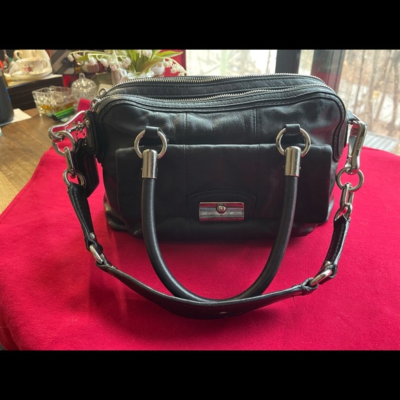 Coach beautiful leather bag with lots of space inside. Leather is very soft - Picture 3 of 12